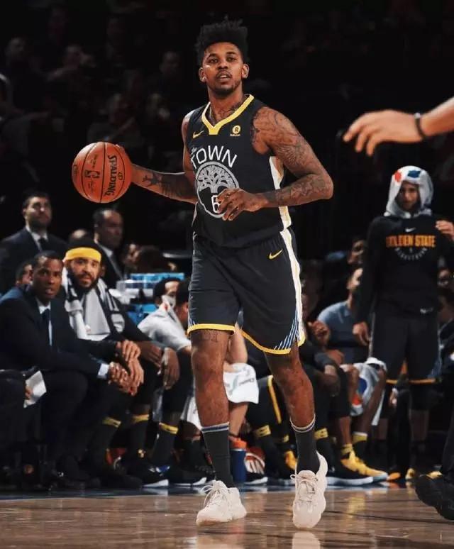 格林单节三分5投4中，雄鹿狂轰9记三分，客场4分领先（格林单节外线火热5中4，雄鹿飙进9记三分，客场领先4分）