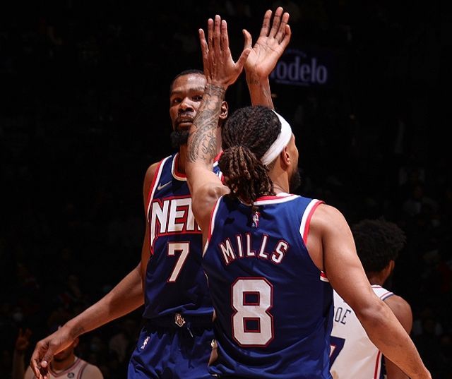 为何亲斯内德？穆帅：斯内德给了我三冠王，那是最棒的一年（穆帅回应亲斯内德：他助我成就三冠，那是我最好的一个赛季）