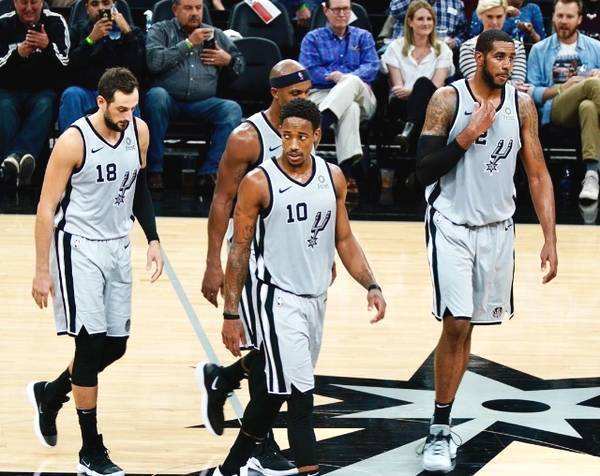 葡萄牙11月大名单：C罗领衔，菲利克斯、莱奥、B费在列（葡萄牙公布11月国家队名单：C罗领衔，菲利克斯、莱奥、B费入选）