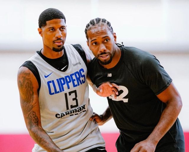 球星压哨三分把比赛送进加时（巨星压哨三分扳平，比赛拖入加时）