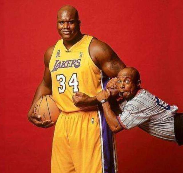 希尔-曼萨诺将执法皇马和毕包比赛，此前罚下赫伊森曾引争议（曾因罚下赫伊森惹争议，希尔-曼萨诺将吹罚皇马战毕包）